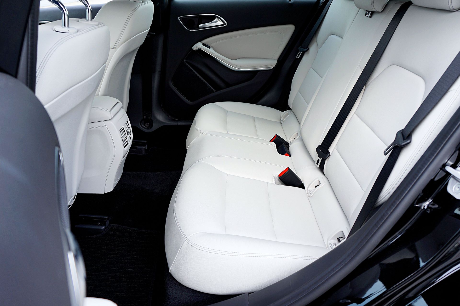 Luxurious white leather seats in a modern car's interior, showcasing elegance and comfort.